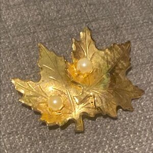 Elegant Vintage Gold Leaf Brooch with Faux Pearls